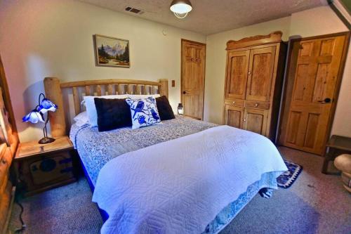 San Jacinto Lodge: Log Home w/ Hot Tub Views! - image 3